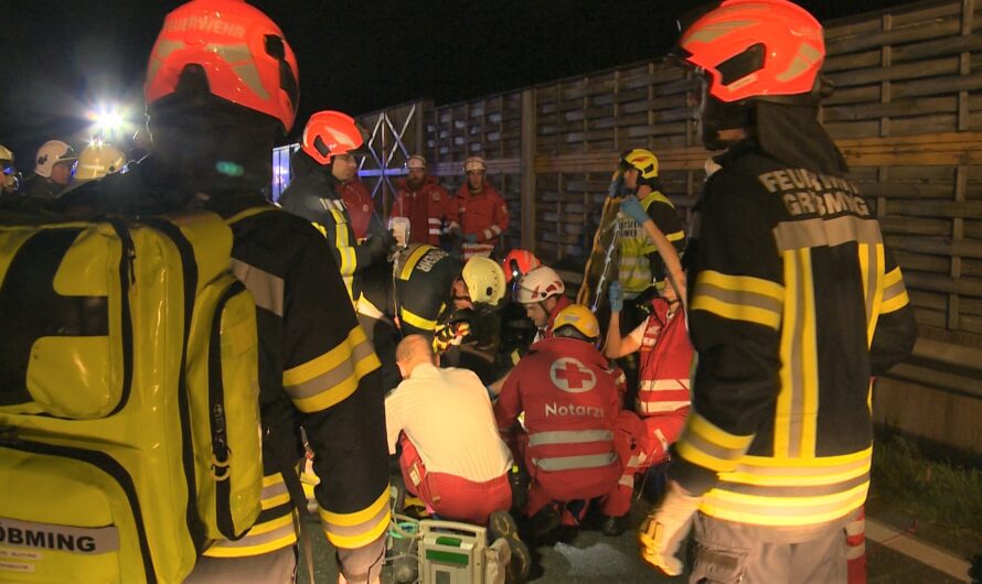 Bus- und PKW-Unfall auf der B320 bei Lengdorf